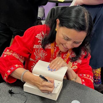 Diana Gabaldon signing a copy of her book.